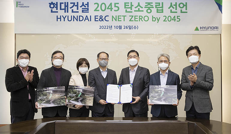 Hyundai E&C declared “carbon neutrality by 2045” for the first time among listed construction companies in Korea through the resolution of the Board of Directors on the 26th. It announced carbon neutrality implementation strategy via “Global Green One Pioneer: Net Zero by 2045” a report that reflects the company’s carbon-neutral vision. Representative Director Yoon Yoeng-jun (third from the right) and Directors Kim Gwang-pyeong, Kim Jae-jun, Cho Hye-kyeong, Hong Dae-sik, Jeong Mun-ki and Hwang Jun-ha (from the left) are taking a commemorative photograph after the board of directors’ meeting.